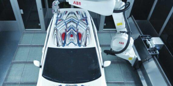 Der Roboter zeigte die Technologie des sofortigen Airbrushens an einem Auto