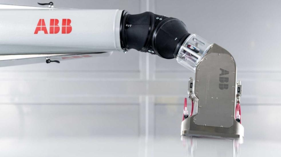 Der Roboter zeigte die Technologie des sofortigen Airbrushens an einem Auto